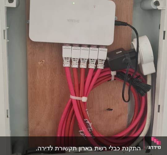 מתג רשת עם כבלים אדומים מחוברים